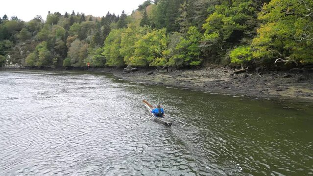 Kayak de mer sur le fleuve c&ocirc;tier vu de drone, Finist&egrave;re, Bretagne, France