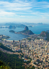 Obraz premium Amazing brazilian landscape, Rio de Janeiro cityscape and its natural landmark seen from above, sugarloaf mountain and the city beaches