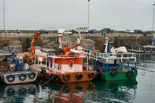 Peque&ntilde;os barcos mejilloneros atracados en el puerto de Bueu