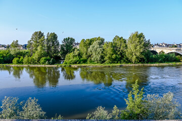 Orléans, Ufer, La Loire, Fluss, Loire, Brücke, Pont George V, Steinbrücke, historische Brücke, Quai du Châtelet, Loiretal, Loire, Altstadt, historische Häuser, Frühling, Sommer, Frankreich