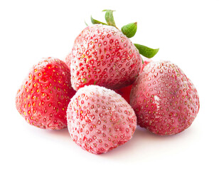 Gefrorene Erdbeeren isoliert auf weißem Hintergrund, Freisteller 