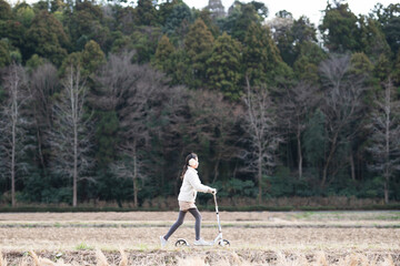 キックスケーターで遊ぶ子供