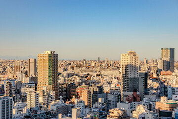 Fototapeta premium 夕日に染まる高層ビルと街並み