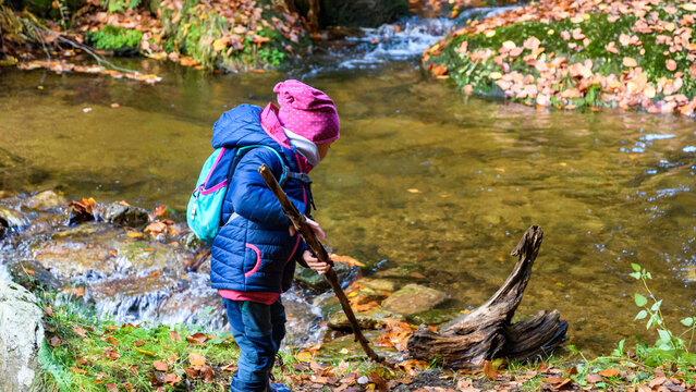 Kind spielt am Wasser Outdoor