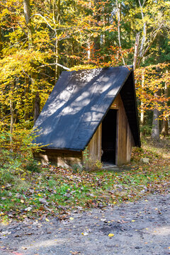 H&uuml;tte im Herbstwald