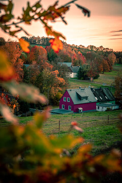 Haus im Herbst auf dem Land