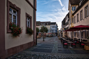 Blick aus einer Seitengasse auf den morgendlichen, historischen Marktplatz von Neustadt an der...