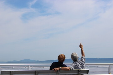 Couple admirant le paysage des îles près de l'Ile de Vancouver au Canada