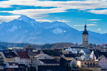 Fototapeta na wymiar Die Altstadt Traunstein von oben mit Blick auf die Stadtkirche und die Bayerischen Alpen
