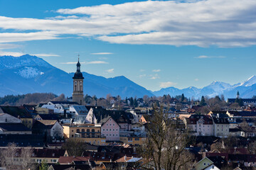 Die Altstadt Traunstein von oben mit Blick auf die Stadtkirche und die Bayerischen Alpen