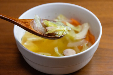 野菜とウインナーソーセージのコンソメスープ