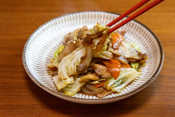 野菜と薄切りの豚肉の炒め物