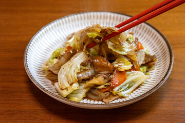 野菜と薄切りの豚肉の炒め物