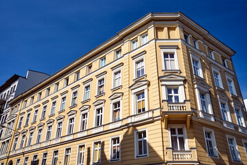 Fototapeta na wymiar facades of historic tenement houses in the city of Poznan