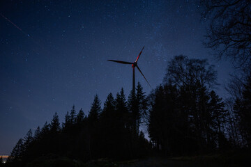 Windturbine in the nightsky with stars