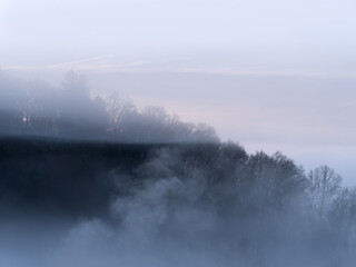 Fototapeta na wymiar Wolken und dichter Nebel am Dammelsberg, Marburg