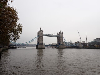Fototapeta na wymiar Puente en el rio de Londres