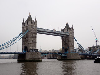 Fototapeta na wymiar Puente de Londres en día gris