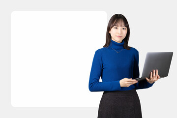 ノートパソコンを持つ女性_背景白枠スペース付き
