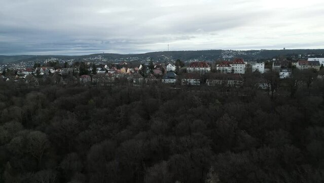 Sch&ouml;ner Drohnenflug &uuml;ber den Kr&auml;herwald in Richtung Stuttgart's Aussicht.