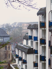 Blick auf Häuser Stadt Marburg, bei Morgennebel und Dunst