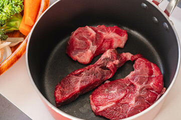 鍋に入った牛すね肉