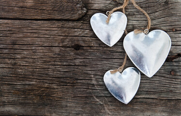 Obraz premium Metal hearts on wooden background