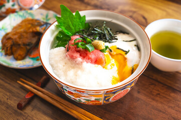 半熟卵のせた山かけネギトロ丼