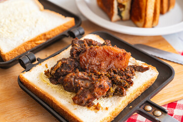 ビーフシチューのホットサンド作り