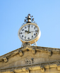 Zegar na szczycie starego budynku