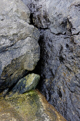 Rochers humides en Bretagne en bord de mer
