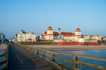 Schöner Blick auf das Kurhaus von Binz von der Seebrücke kurz nach Sonnenaufgang