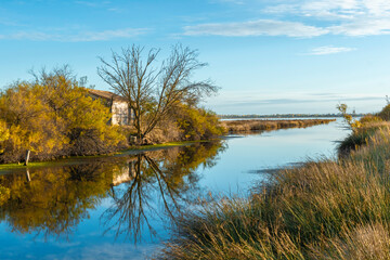 Vieille cabane abandonnée sur l' Etang de l'Or à Candillargues en Camargue, Sud de la France.	