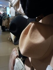 Obraz premium hats hanging on a stand in a supermarket