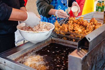 屋台　唐揚げを揚げている　調理