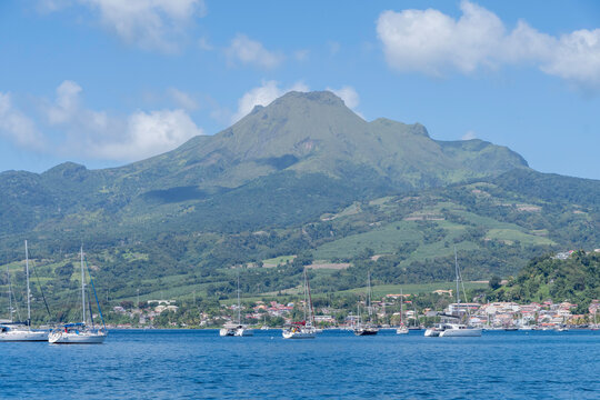 Ville de Saint Pierre et le mont Pel&eacute; sans nuage dans le nord de l'&icirc;le de La Martinique, Antilles Fran&ccedil;aises.	