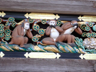 monos esculpidos en un templo