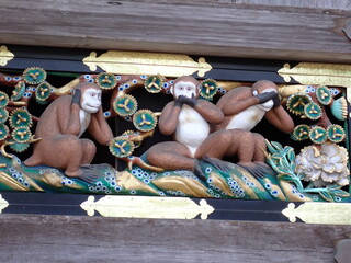 monos esculpidos en un templo