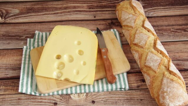 tranche d'emmental, en gros plan, sur une table