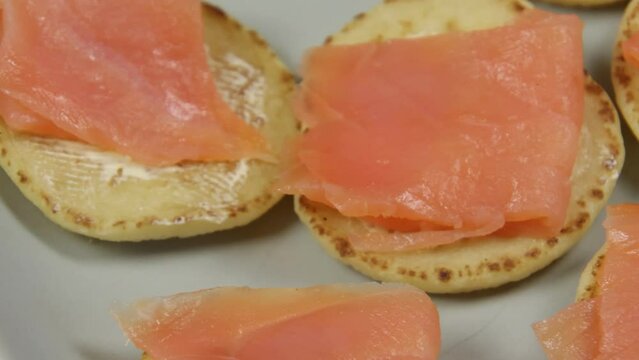 blinis au saumon, en gros plan, sur une table