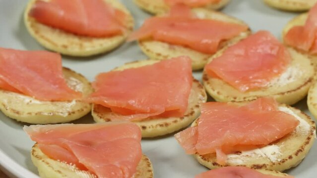 blinis au saumon, en gros plan, sur une table