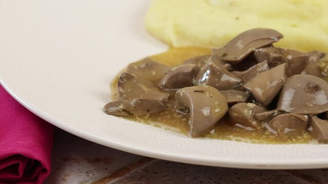 assiette de rognons de boeuf et pur&eacute;e, en gros plan