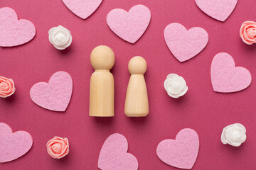Obraz premium Wooden couple in love on color background, top view. Creative valentine's day composition