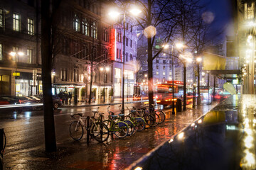 View of a city street at night - obrazy, fototapety, plakaty