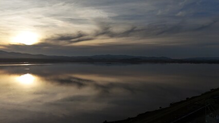 Fototapeta na wymiar Zachód słońca nad jeziorem.