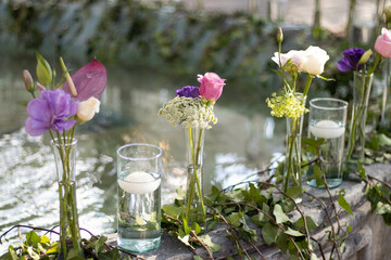 Fuente adornada con flores para boda 