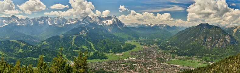 Panorama-Blick vom Wank auf das Wettersteingebirge und Garmisch-Partenkirchen, Bayern, Deutschland
