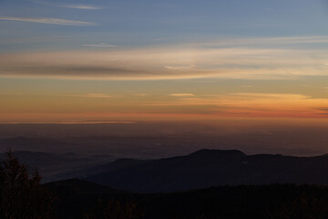Fototapeta premium vista close up della pianura friulana vista dal monte Matajur, guardando ad ovest verso il mare Adriatico, parzialmente coperto da nebbia e da nuvole