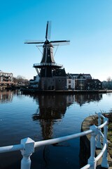 Blick auf eine M&uuml;hle an einer Gracht in den Niederlande