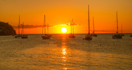 Coucher de soleil à La Grande Anse d'Arlet à La Martinique, mer des Caraïbes, Antilles...